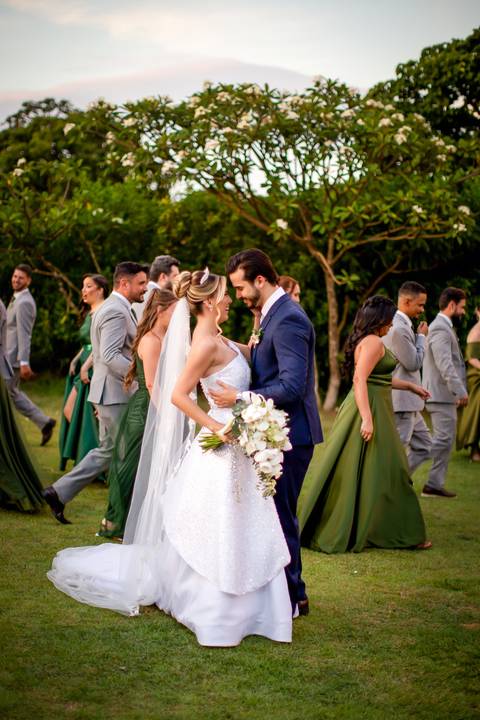 casar-casamento-wedding-cerimonia-make-noiva-noivo-araguari-vestido-maquiagem-buque-madrinha-daniel-custodio-uberlandia-festa-cerimonial-amor-aliança-video-dj-buffet-damas-love-fotografias-fotografo-minas-gerais-carro-pista-banda-cabelo-igreja-padre-reels'