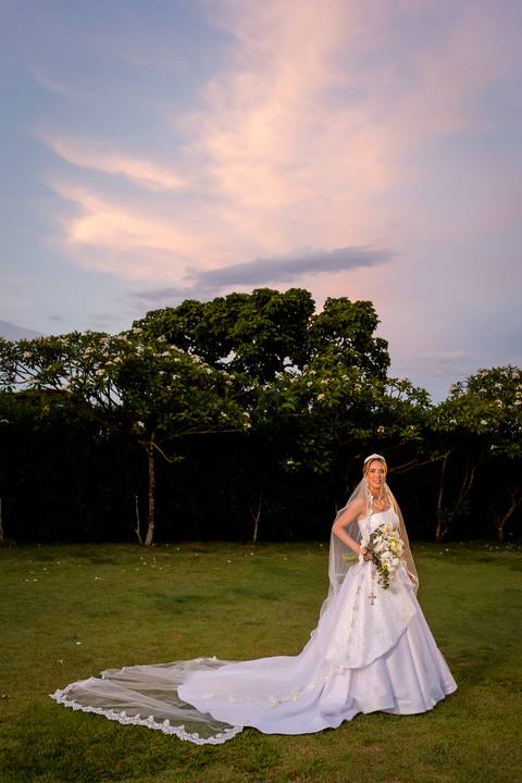 casar-casamento-wedding-cerimonia-make-noiva-noivo-araguari-vestido-maquiagem-buque-madrinha-daniel-custodio-uberlandia-festa-cerimonial-amor-aliança-video-dj-buffet-damas-love-fotografias-fotografo-minas-gerais-carro-pista-banda-cabelo-igreja-padre-reels'