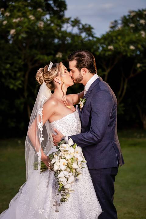 casar-casamento-wedding-cerimonia-make-noiva-noivo-araguari-vestido-maquiagem-buque-madrinha-daniel-custodio-uberlandia-festa-cerimonial-amor-aliança-video-dj-buffet-damas-love-fotografias-fotografo-minas-gerais-carro-pista-banda-cabelo-igreja-padre-reels'