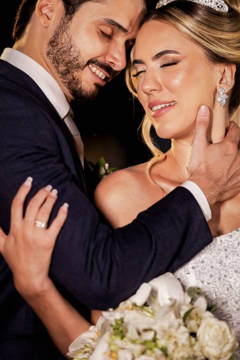 casar-casamento-wedding-cerimonia-make-noiva-noivo-araguari-vestido-maquiagem-buque-madrinha-daniel-custodio-uberlandia-festa-cerimonial-amor-aliança-video-dj-buffet-damas-love-fotografias-fotografo-minas-gerais-carro-pista-banda-cabelo-igreja-padre-reels'