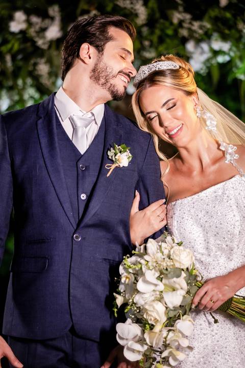 casar-casamento-wedding-cerimonia-make-noiva-noivo-araguari-vestido-maquiagem-buque-madrinha-daniel-custodio-uberlandia-festa-cerimonial-amor-aliança-video-dj-buffet-damas-love-fotografias-fotografo-minas-gerais-carro-pista-banda-cabelo-igreja-padre-reels'