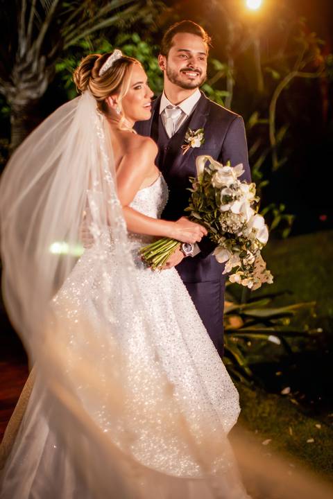 casar-casamento-wedding-cerimonia-make-noiva-noivo-araguari-vestido-maquiagem-buque-madrinha-daniel-custodio-uberlandia-festa-cerimonial-amor-aliança-video-dj-buffet-damas-love-fotografias-fotografo-minas-gerais-carro-pista-banda-cabelo-igreja-padre-reels'