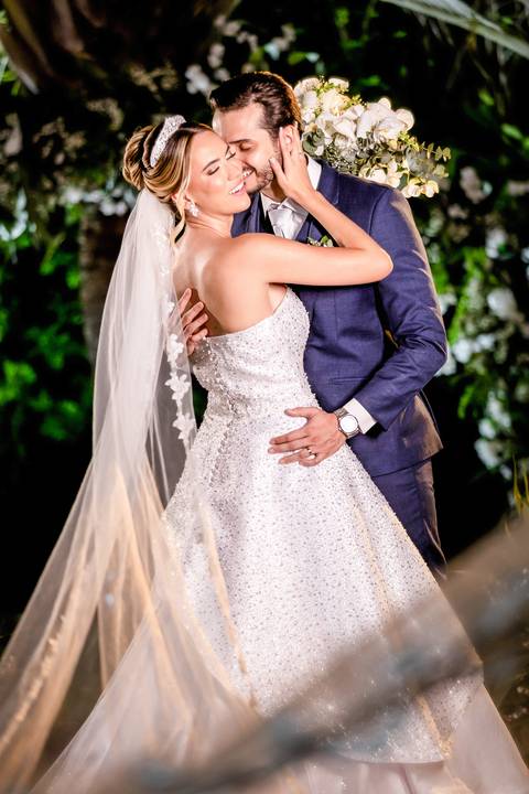 casar-casamento-wedding-cerimonia-make-noiva-noivo-araguari-vestido-maquiagem-buque-madrinha-daniel-custodio-uberlandia-festa-cerimonial-amor-aliança-video-dj-buffet-damas-love-fotografias-fotografo-minas-gerais-carro-pista-banda-cabelo-igreja-padre-reels'