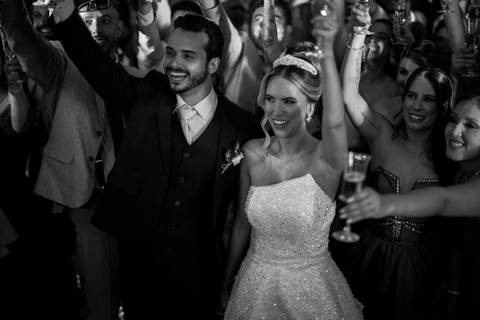 casar-casamento-wedding-cerimonia-make-noiva-noivo-araguari-vestido-maquiagem-buque-madrinha-daniel-custodio-uberlandia-festa-cerimonial-amor-aliança-video-dj-buffet-damas-love-fotografias-fotografo-minas-gerais-carro-pista-banda-cabelo-igreja-padre-reels'