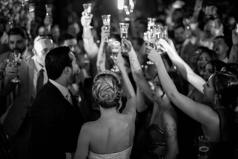 casar-casamento-wedding-cerimonia-make-noiva-noivo-araguari-vestido-maquiagem-buque-madrinha-daniel-custodio-uberlandia-festa-cerimonial-amor-aliança-video-dj-buffet-damas-love-fotografias-fotografo-minas-gerais-carro-pista-banda-cabelo-igreja-padre-reels'