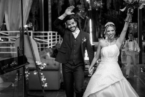 casar-casamento-wedding-cerimonia-make-noiva-noivo-araguari-vestido-maquiagem-buque-madrinha-daniel-custodio-uberlandia-festa-cerimonial-amor-aliança-video-dj-buffet-damas-love-fotografias-fotografo-minas-gerais-carro-pista-banda-cabelo-igreja-padre-reels'