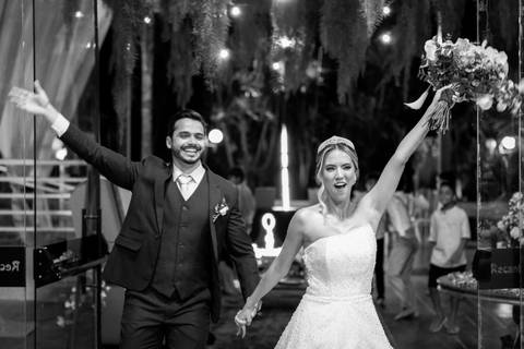 casar-casamento-wedding-cerimonia-make-noiva-noivo-araguari-vestido-maquiagem-buque-madrinha-daniel-custodio-uberlandia-festa-cerimonial-amor-aliança-video-dj-buffet-damas-love-fotografias-fotografo-minas-gerais-carro-pista-banda-cabelo-igreja-padre-reels'