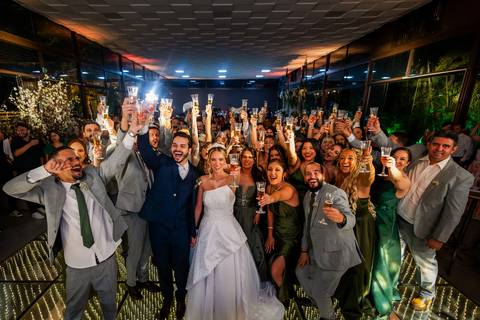 casar-casamento-wedding-cerimonia-make-noiva-noivo-araguari-vestido-maquiagem-buque-madrinha-daniel-custodio-uberlandia-festa-cerimonial-amor-aliança-video-dj-buffet-damas-love-fotografias-fotografo-minas-gerais-carro-pista-banda-cabelo-igreja-padre-reels'