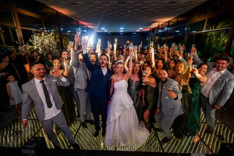 casar-casamento-wedding-cerimonia-make-noiva-noivo-araguari-vestido-maquiagem-buque-madrinha-daniel-custodio-uberlandia-festa-cerimonial-amor-aliança-video-dj-buffet-damas-love-fotografias-fotografo-minas-gerais-carro-pista-banda-cabelo-igreja-padre-reels'