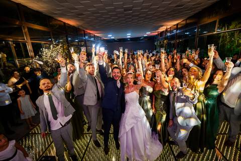 casar-casamento-wedding-cerimonia-make-noiva-noivo-araguari-vestido-maquiagem-buque-madrinha-daniel-custodio-uberlandia-festa-cerimonial-amor-aliança-video-dj-buffet-damas-love-fotografias-fotografo-minas-gerais-carro-pista-banda-cabelo-igreja-padre-reels'