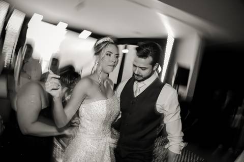 casar-casamento-wedding-cerimonia-make-noiva-noivo-araguari-vestido-maquiagem-buque-madrinha-daniel-custodio-uberlandia-festa-cerimonial-amor-aliança-video-dj-buffet-damas-love-fotografias-fotografo-minas-gerais-carro-pista-banda-cabelo-igreja-padre-reels'