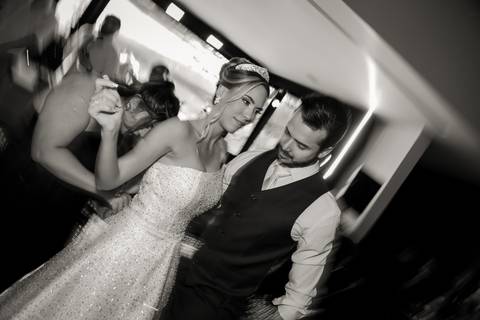 casar-casamento-wedding-cerimonia-make-noiva-noivo-araguari-vestido-maquiagem-buque-madrinha-daniel-custodio-uberlandia-festa-cerimonial-amor-aliança-video-dj-buffet-damas-love-fotografias-fotografo-minas-gerais-carro-pista-banda-cabelo-igreja-padre-reels'