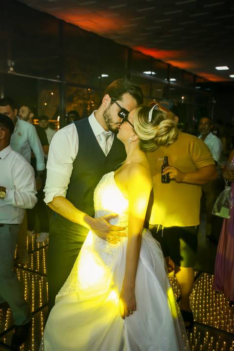 casar-casamento-wedding-cerimonia-make-noiva-noivo-araguari-vestido-maquiagem-buque-madrinha-daniel-custodio-uberlandia-festa-cerimonial-amor-aliança-video-dj-buffet-damas-love-fotografias-fotografo-minas-gerais-carro-pista-banda-cabelo-igreja-padre-reels'