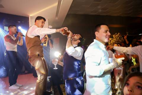 casar-casamento-wedding-cerimonia-make-noiva-noivo-araguari-vestido-maquiagem-buque-madrinha-daniel-custodio-uberlandia-festa-cerimonial-amor-aliança-video-dj-buffet-damas-love-fotografias-fotografo-minas-gerais-carro-pista-banda-cabelo-igreja-padre-reels'