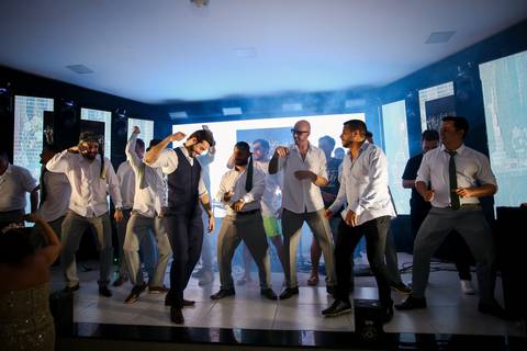 casar-casamento-wedding-cerimonia-make-noiva-noivo-araguari-vestido-maquiagem-buque-madrinha-daniel-custodio-uberlandia-festa-cerimonial-amor-aliança-video-dj-buffet-damas-love-fotografias-fotografo-minas-gerais-carro-pista-banda-cabelo-igreja-padre-reels'