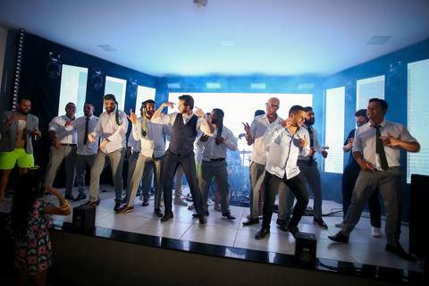 casar-casamento-wedding-cerimonia-make-noiva-noivo-araguari-vestido-maquiagem-buque-madrinha-daniel-custodio-uberlandia-festa-cerimonial-amor-aliança-video-dj-buffet-damas-love-fotografias-fotografo-minas-gerais-carro-pista-banda-cabelo-igreja-padre-reels'