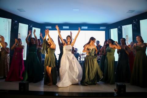 casar-casamento-wedding-cerimonia-make-noiva-noivo-araguari-vestido-maquiagem-buque-madrinha-daniel-custodio-uberlandia-festa-cerimonial-amor-aliança-video-dj-buffet-damas-love-fotografias-fotografo-minas-gerais-carro-pista-banda-cabelo-igreja-padre-reels'