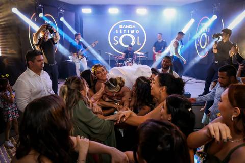 casar-casamento-wedding-cerimonia-make-noiva-noivo-araguari-vestido-maquiagem-buque-madrinha-daniel-custodio-uberlandia-festa-cerimonial-amor-aliança-video-dj-buffet-damas-love-fotografias-fotografo-minas-gerais-carro-pista-banda-cabelo-igreja-padre-reels'