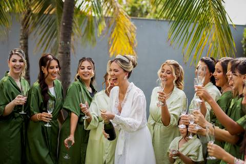 casar-casamento-wedding-cerimonia-make-noiva-noivo-araguari-vestido-maquiagem-buque-madrinha-daniel-custodio-uberlandia-festa-cerimonial-amor-aliança-video-dj-buffet-damas-love-fotografias-fotografo-minas-gerais-carro-pista-banda-cabelo-igreja-padre-reels'