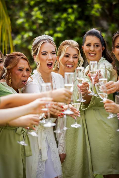 casar-casamento-wedding-cerimonia-make-noiva-noivo-araguari-vestido-maquiagem-buque-madrinha-daniel-custodio-uberlandia-festa-cerimonial-amor-aliança-video-dj-buffet-damas-love-fotografias-fotografo-minas-gerais-carro-pista-banda-cabelo-igreja-padre-reels'