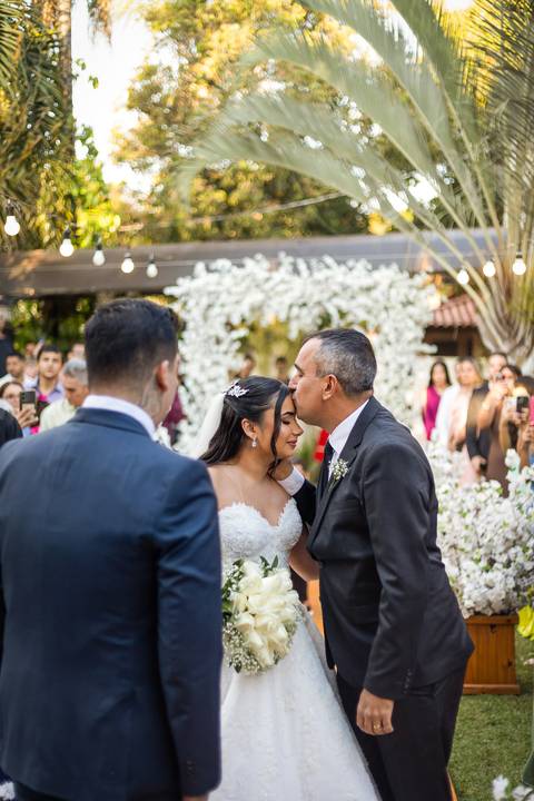 casar-casamento-wedding-cerimonia-make-noiva-noivo-araguari-vestido-maquiagem-buque-madrinha-daniel-custodio-uberlandia-festa-cerimonial-amor-aliança-video-dj-buffet-damas-love-fotografias-fotografo-minas-gerais-carro-pista-banda-cabelo-igreja-padre-reels'