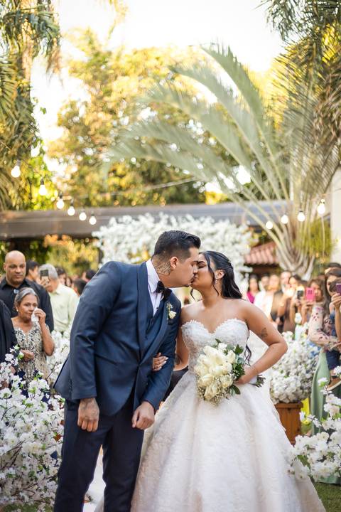 casar-casamento-wedding-cerimonia-make-noiva-noivo-araguari-vestido-maquiagem-buque-madrinha-daniel-custodio-uberlandia-festa-cerimonial-amor-aliança-video-dj-buffet-damas-love-fotografias-fotografo-minas-gerais-carro-pista-banda-cabelo-igreja-padre-reels'