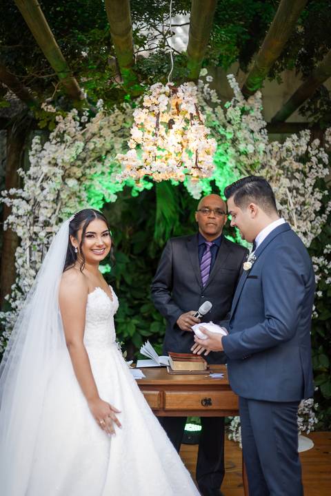 casar-casamento-wedding-cerimonia-make-noiva-noivo-araguari-vestido-maquiagem-buque-madrinha-daniel-custodio-uberlandia-festa-cerimonial-amor-aliança-video-dj-buffet-damas-love-fotografias-fotografo-minas-gerais-carro-pista-banda-cabelo-igreja-padre-reels'