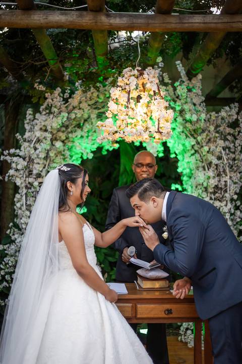 casar-casamento-wedding-cerimonia-make-noiva-noivo-araguari-vestido-maquiagem-buque-madrinha-daniel-custodio-uberlandia-festa-cerimonial-amor-aliança-video-dj-buffet-damas-love-fotografias-fotografo-minas-gerais-carro-pista-banda-cabelo-igreja-padre-reels'