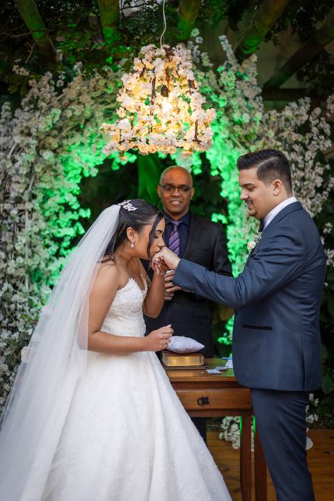 casar-casamento-wedding-cerimonia-make-noiva-noivo-araguari-vestido-maquiagem-buque-madrinha-daniel-custodio-uberlandia-festa-cerimonial-amor-aliança-video-dj-buffet-damas-love-fotografias-fotografo-minas-gerais-carro-pista-banda-cabelo-igreja-padre-reels'