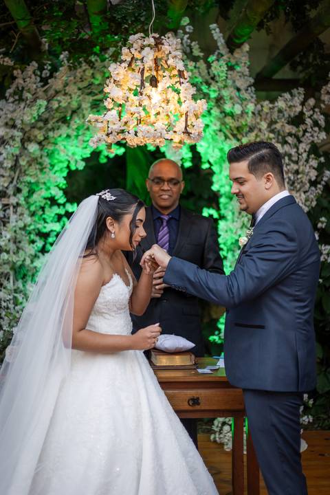 casar-casamento-wedding-cerimonia-make-noiva-noivo-araguari-vestido-maquiagem-buque-madrinha-daniel-custodio-uberlandia-festa-cerimonial-amor-aliança-video-dj-buffet-damas-love-fotografias-fotografo-minas-gerais-carro-pista-banda-cabelo-igreja-padre-reels'