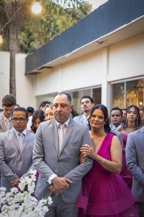 casar-casamento-wedding-cerimonia-make-noiva-noivo-araguari-vestido-maquiagem-buque-madrinha-daniel-custodio-uberlandia-festa-cerimonial-amor-aliança-video-dj-buffet-damas-love-fotografias-fotografo-minas-gerais-carro-pista-banda-cabelo-igreja-padre-reels'