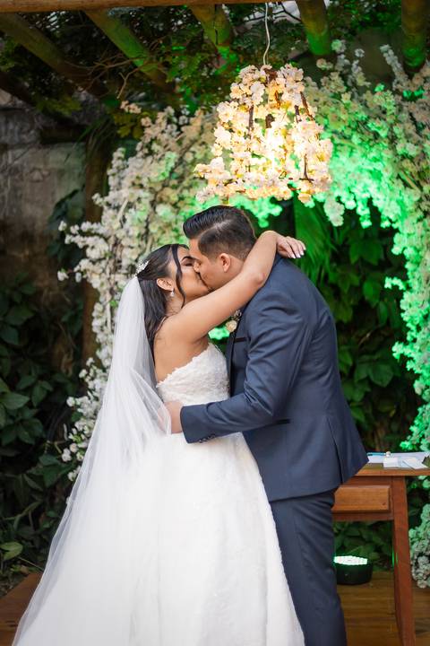 casar-casamento-wedding-cerimonia-make-noiva-noivo-araguari-vestido-maquiagem-buque-madrinha-daniel-custodio-uberlandia-festa-cerimonial-amor-aliança-video-dj-buffet-damas-love-fotografias-fotografo-minas-gerais-carro-pista-banda-cabelo-igreja-padre-reels'