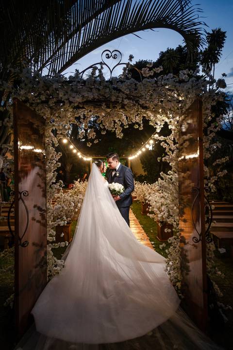 casar-casamento-wedding-cerimonia-make-noiva-noivo-araguari-vestido-maquiagem-buque-madrinha-daniel-custodio-uberlandia-festa-cerimonial-amor-aliança-video-dj-buffet-damas-love-fotografias-fotografo-minas-gerais-carro-pista-banda-cabelo-igreja-padre-reels'