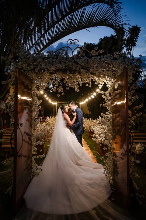 casar-casamento-wedding-cerimonia-make-noiva-noivo-araguari-vestido-maquiagem-buque-madrinha-daniel-custodio-uberlandia-festa-cerimonial-amor-aliança-video-dj-buffet-damas-love-fotografias-fotografo-minas-gerais-carro-pista-banda-cabelo-igreja-padre-reels'