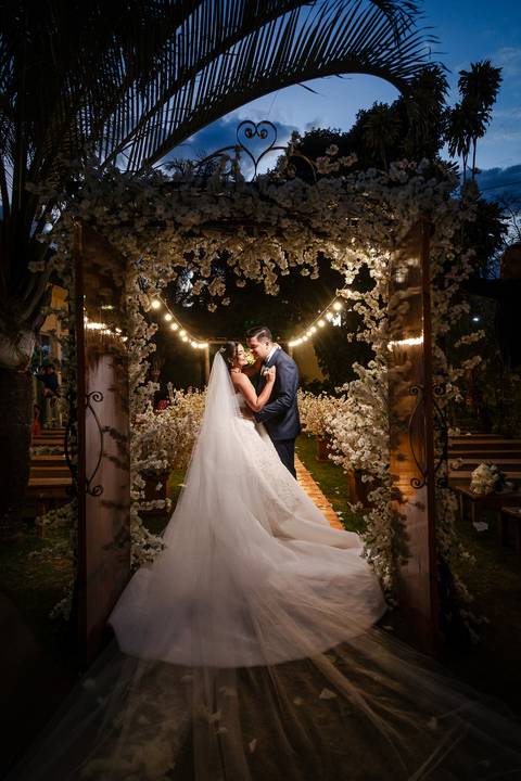 casar-casamento-wedding-cerimonia-make-noiva-noivo-araguari-vestido-maquiagem-buque-madrinha-daniel-custodio-uberlandia-festa-cerimonial-amor-aliança-video-dj-buffet-damas-love-fotografias-fotografo-minas-gerais-carro-pista-banda-cabelo-igreja-padre-reels'