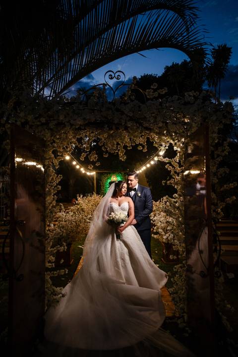 casar-casamento-wedding-cerimonia-make-noiva-noivo-araguari-vestido-maquiagem-buque-madrinha-daniel-custodio-uberlandia-festa-cerimonial-amor-aliança-video-dj-buffet-damas-love-fotografias-fotografo-minas-gerais-carro-pista-banda-cabelo-igreja-padre-reels'