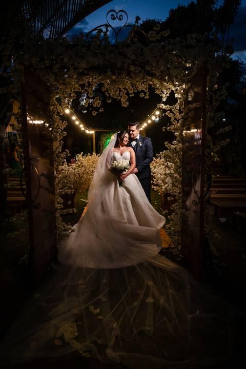 casar-casamento-wedding-cerimonia-make-noiva-noivo-araguari-vestido-maquiagem-buque-madrinha-daniel-custodio-uberlandia-festa-cerimonial-amor-aliança-video-dj-buffet-damas-love-fotografias-fotografo-minas-gerais-carro-pista-banda-cabelo-igreja-padre-reels'