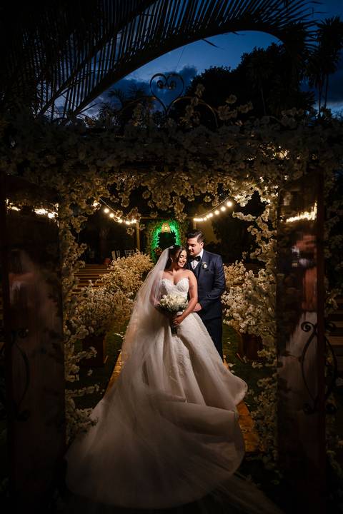 casar-casamento-wedding-cerimonia-make-noiva-noivo-araguari-vestido-maquiagem-buque-madrinha-daniel-custodio-uberlandia-festa-cerimonial-amor-aliança-video-dj-buffet-damas-love-fotografias-fotografo-minas-gerais-carro-pista-banda-cabelo-igreja-padre-reels'