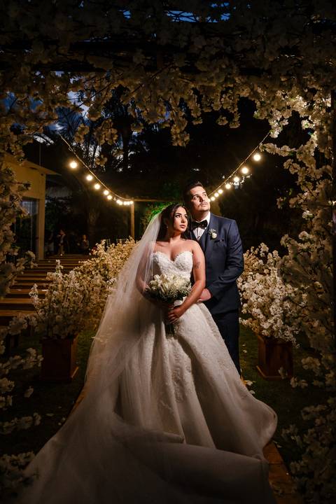 casar-casamento-wedding-cerimonia-make-noiva-noivo-araguari-vestido-maquiagem-buque-madrinha-daniel-custodio-uberlandia-festa-cerimonial-amor-aliança-video-dj-buffet-damas-love-fotografias-fotografo-minas-gerais-carro-pista-banda-cabelo-igreja-padre-reels'