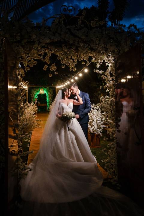 casar-casamento-wedding-cerimonia-make-noiva-noivo-araguari-vestido-maquiagem-buque-madrinha-daniel-custodio-uberlandia-festa-cerimonial-amor-aliança-video-dj-buffet-damas-love-fotografias-fotografo-minas-gerais-carro-pista-banda-cabelo-igreja-padre-reels'