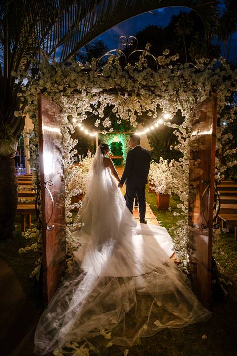 casar-casamento-wedding-cerimonia-make-noiva-noivo-araguari-vestido-maquiagem-buque-madrinha-daniel-custodio-uberlandia-festa-cerimonial-amor-aliança-video-dj-buffet-damas-love-fotografias-fotografo-minas-gerais-carro-pista-banda-cabelo-igreja-padre-reels'