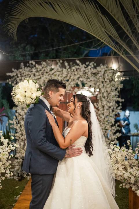 casar-casamento-wedding-cerimonia-make-noiva-noivo-araguari-vestido-maquiagem-buque-madrinha-daniel-custodio-uberlandia-festa-cerimonial-amor-aliança-video-dj-buffet-damas-love-fotografias-fotografo-minas-gerais-carro-pista-banda-cabelo-igreja-padre-reels'