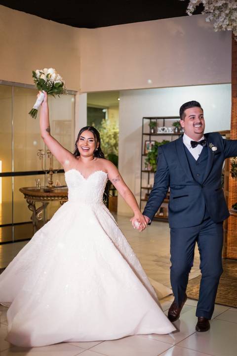casar-casamento-wedding-cerimonia-make-noiva-noivo-araguari-vestido-maquiagem-buque-madrinha-daniel-custodio-uberlandia-festa-cerimonial-amor-aliança-video-dj-buffet-damas-love-fotografias-fotografo-minas-gerais-carro-pista-banda-cabelo-igreja-padre-reels'