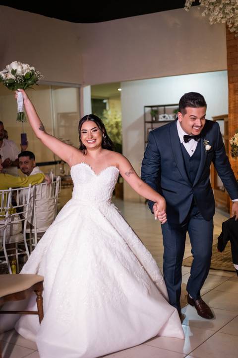 casar-casamento-wedding-cerimonia-make-noiva-noivo-araguari-vestido-maquiagem-buque-madrinha-daniel-custodio-uberlandia-festa-cerimonial-amor-aliança-video-dj-buffet-damas-love-fotografias-fotografo-minas-gerais-carro-pista-banda-cabelo-igreja-padre-reels'