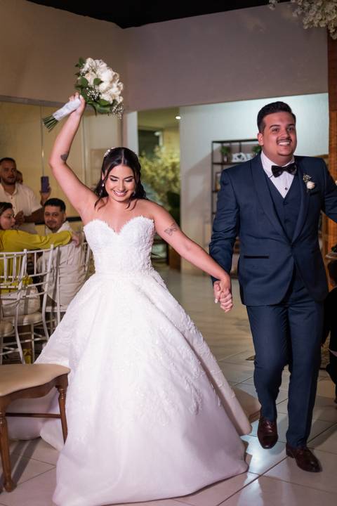 casar-casamento-wedding-cerimonia-make-noiva-noivo-araguari-vestido-maquiagem-buque-madrinha-daniel-custodio-uberlandia-festa-cerimonial-amor-aliança-video-dj-buffet-damas-love-fotografias-fotografo-minas-gerais-carro-pista-banda-cabelo-igreja-padre-reels'