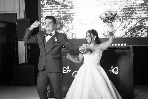 casar-casamento-wedding-cerimonia-make-noiva-noivo-araguari-vestido-maquiagem-buque-madrinha-daniel-custodio-uberlandia-festa-cerimonial-amor-aliança-video-dj-buffet-damas-love-fotografias-fotografo-minas-gerais-carro-pista-banda-cabelo-igreja-padre-reels'
