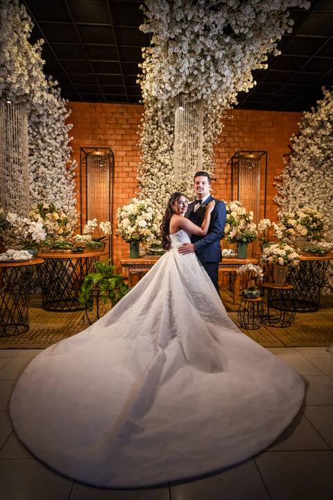 casar-casamento-wedding-cerimonia-make-noiva-noivo-araguari-vestido-maquiagem-buque-madrinha-daniel-custodio-uberlandia-festa-cerimonial-amor-aliança-video-dj-buffet-damas-love-fotografias-fotografo-minas-gerais-carro-pista-banda-cabelo-igreja-padre-reels'