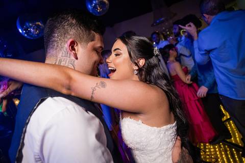 casar-casamento-wedding-cerimonia-make-noiva-noivo-araguari-vestido-maquiagem-buque-madrinha-daniel-custodio-uberlandia-festa-cerimonial-amor-aliança-video-dj-buffet-damas-love-fotografias-fotografo-minas-gerais-carro-pista-banda-cabelo-igreja-padre-reels'