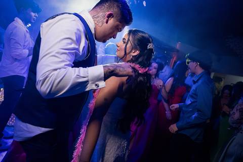 casar-casamento-wedding-cerimonia-make-noiva-noivo-araguari-vestido-maquiagem-buque-madrinha-daniel-custodio-uberlandia-festa-cerimonial-amor-aliança-video-dj-buffet-damas-love-fotografias-fotografo-minas-gerais-carro-pista-banda-cabelo-igreja-padre-reels'