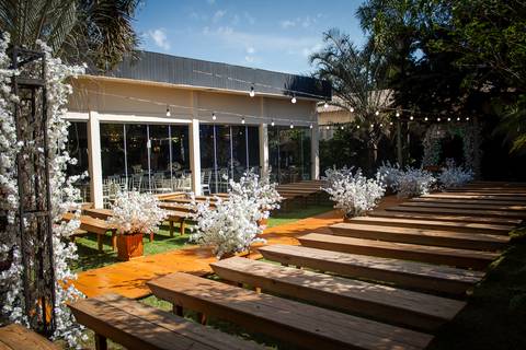 casar-casamento-wedding-cerimonia-make-noiva-noivo-araguari-vestido-maquiagem-buque-madrinha-daniel-custodio-uberlandia-festa-cerimonial-amor-aliança-video-dj-buffet-damas-love-fotografias-fotografo-minas-gerais-carro-pista-banda-cabelo-igreja-padre-reels'